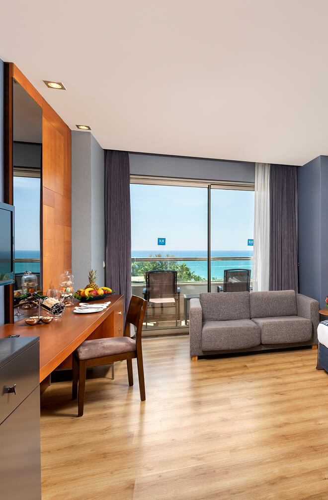 <p>Akdeniz’in sonsuz maviliğini modern bir zarafetle odanıza taşıyan Deluxe Odalar, tatil anlayışını daha derin ve sakin bir boyuta taşır.</p>