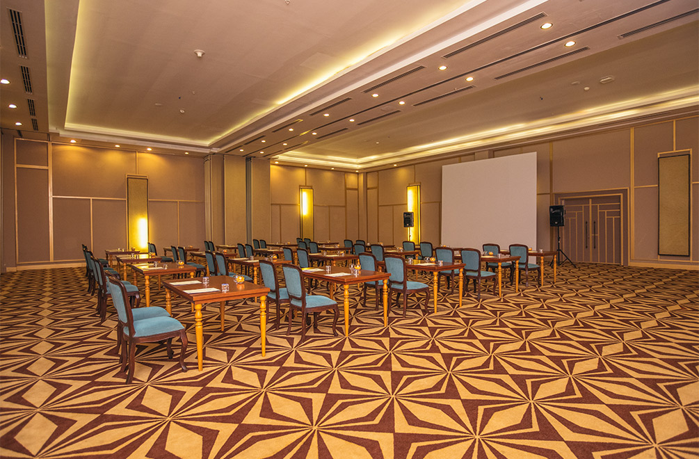 <p>Odaklanmayı artıran atmosferiyle salon, birçok farklı organizasyonda beklentilerin ötesinde bir konfor sunar.</p>
